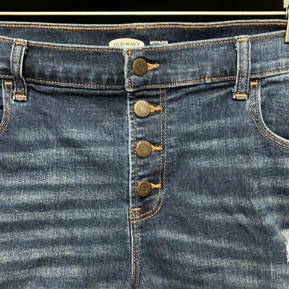 𝅺old Navy- button fly boyfriend mid rise jean shorts - Picture 2 of 5